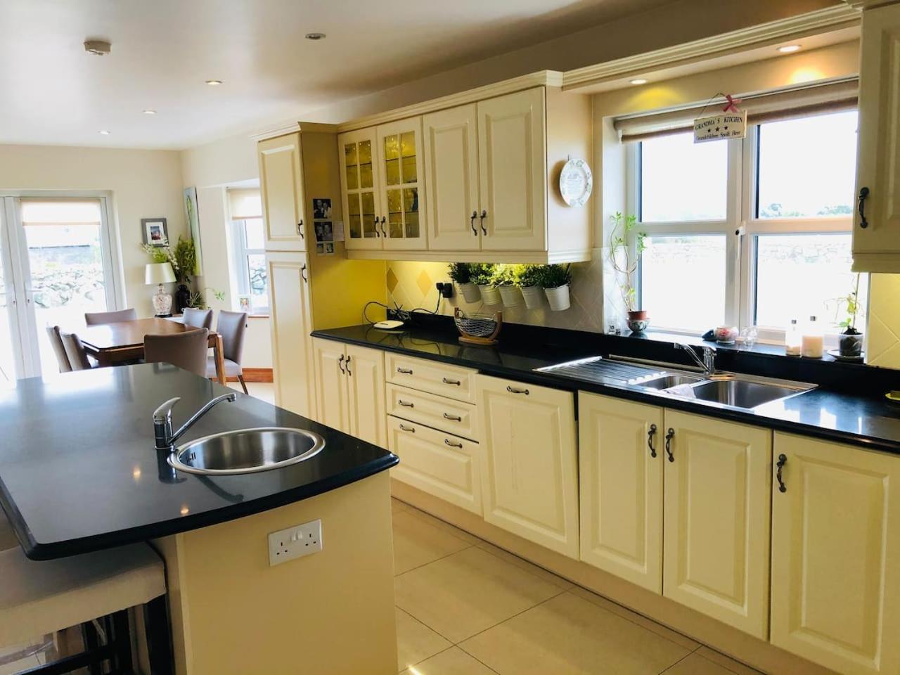 Connemara. 3 Bedroom, 8 Bed, Holiday Home Galway Dış mekan fotoğraf